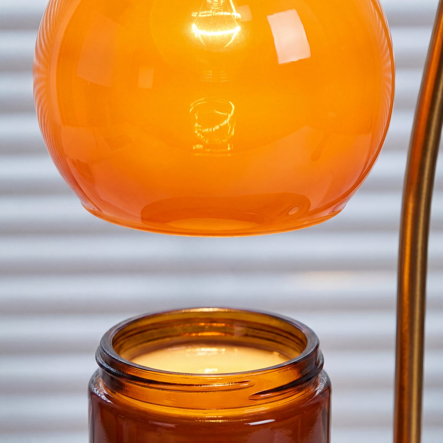 Gros plan globe en verre ambré et bougie fondante - lampe Owlight